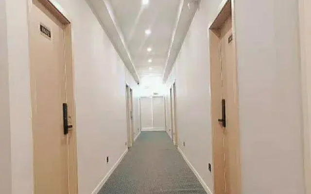 Luojiang Yijia Business Hotel