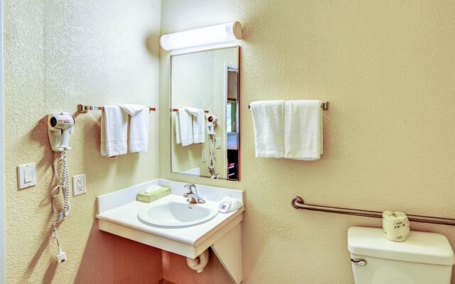 Motel 6 Huntsville, ON