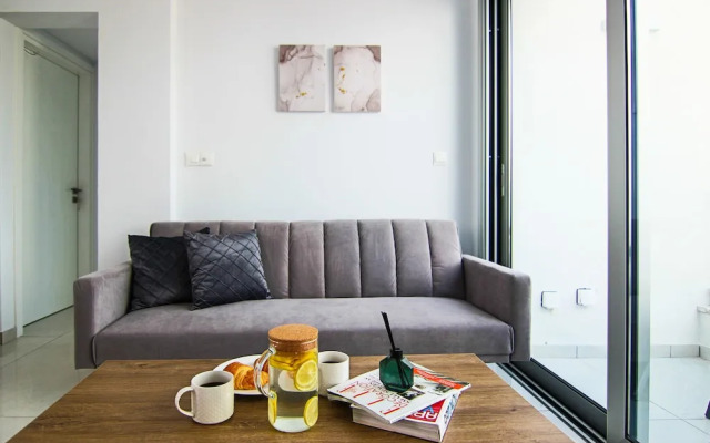 Phaedrus Living: Seaside Executive Flat Harbour 101