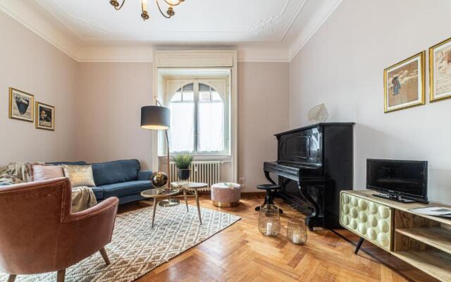 Joivy Sophisticated Flat W/ Desk