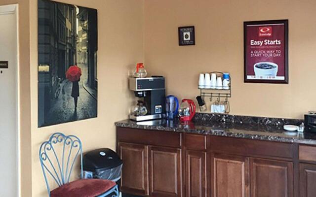 Econo Lodge North