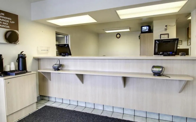 Motel 6 Manhattan Kansas