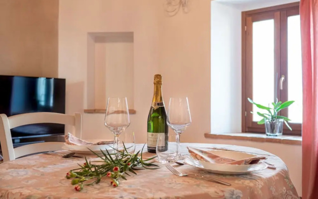 Stunning Apartment in Mombaroccio Near Metauro River