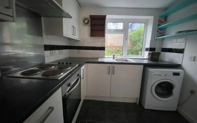 Lena St - 3 Bedroom House - Sleeps 6 - Wifi