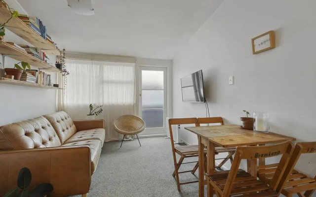 Central Quiet 2BR Apt -  Wifi -  Parking