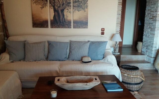 Evia FoxHouse