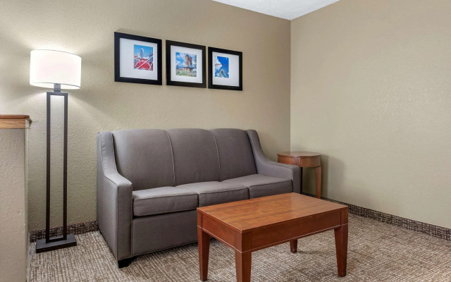 Comfort Inn & Suites Cincinnati Eastgate