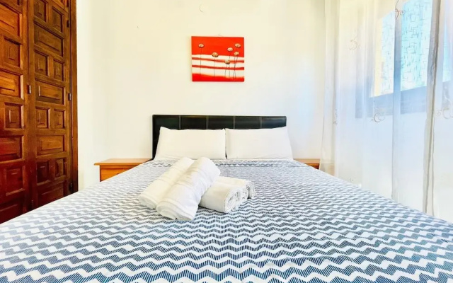 Mountain-view Apartment by Sea