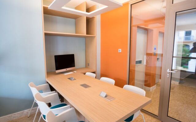 Casual Kubic Athens Hotel
