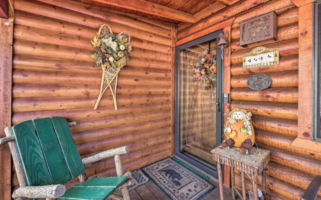 Family & Dog Friendly: Rustic Lakeside Cabin