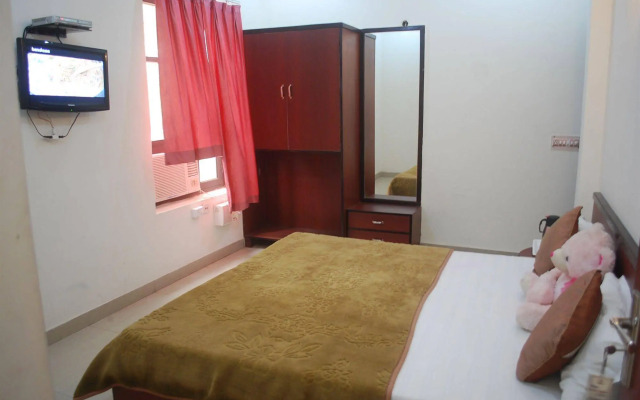 OYO 28053 Hotel Gayatri Palace