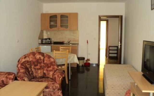 Meni Apartments and Guest Rooms