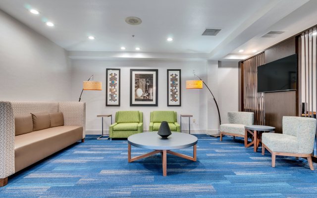 Holiday Inn Express & Suites, Lake Elsinore, an IHG Hotel