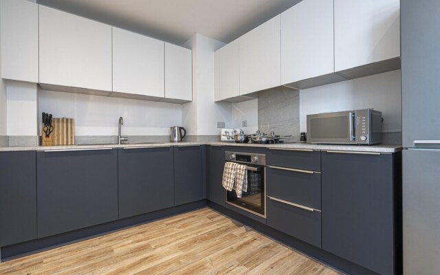 Flat With Skyline City Views