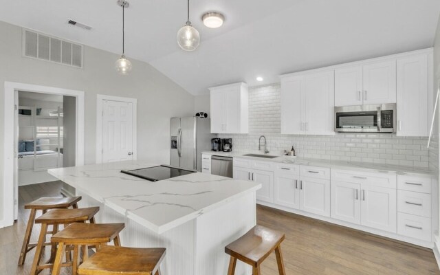 Windsical Escape 2 Bedroom Home by RedAwning