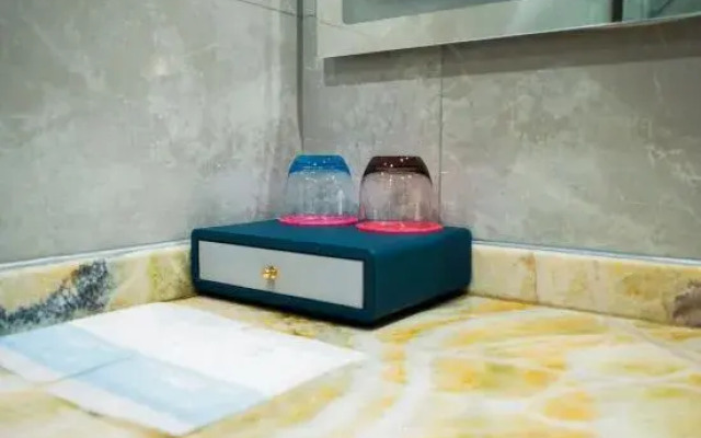 in Hotel (Xiangyang Erqi Store)