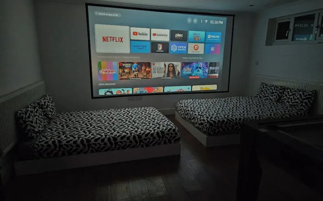 Annexe Pool Table, air Hockey, Table Tennis, Movie