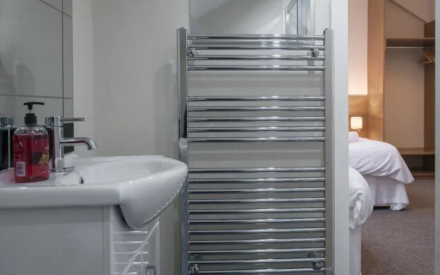 Cargo Cafe Apartments - Guest House