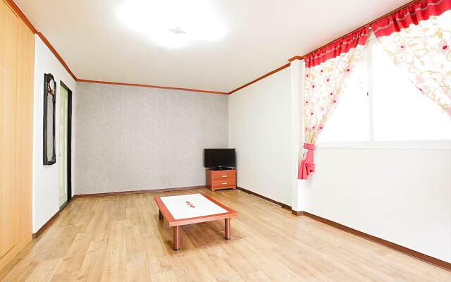 Hoengseong White House Pension