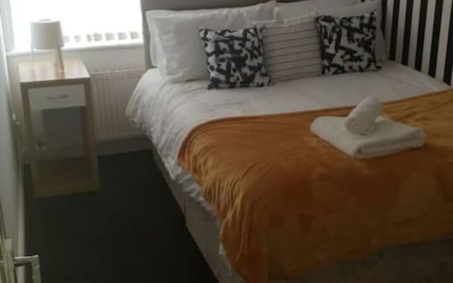 Gateshead's Amethyst 3 Bedroom Apt, Sleeps 6 Guest