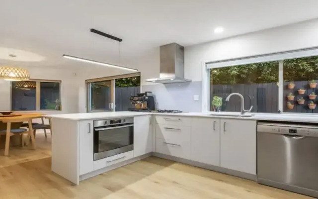 Modern Sanctuary On The Reserve