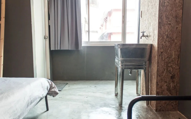 Zhelter Hostel Bangkok by ZUZU