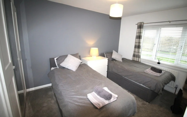 3 Bed House - Sleeps 6 - Fully Refurbished