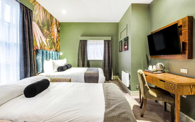 Inn on the Lake by Innkeeper's Collection