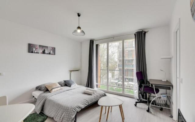 Budget apart with balcony near Paris