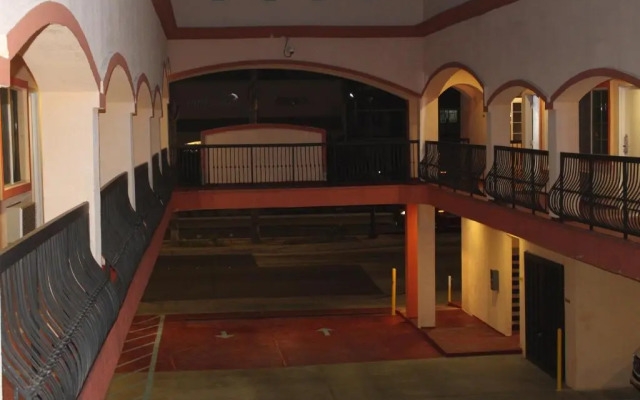 ERTH INN by AGA, Maywood