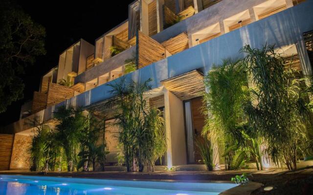 Spacious 2BR apt   Wide balcony w/tub & Yoga deck