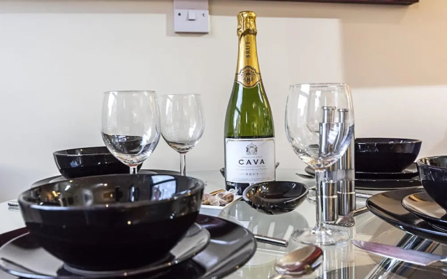 Incredible Light Filled Studio Apartment + Free Parking Sleeps 4