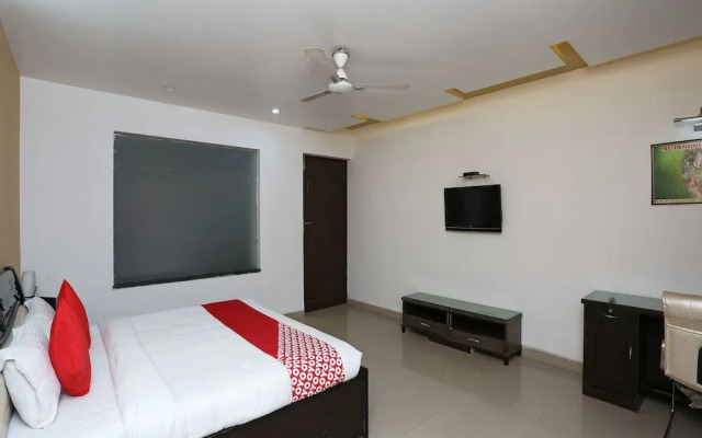 OYO 13564 Near Prem Mandir