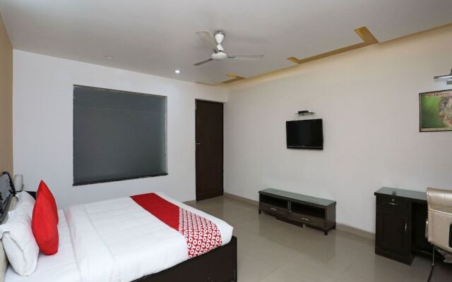 OYO 13564 Near Prem Mandir