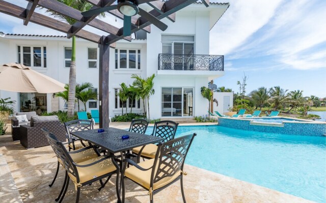 Amazing Private Villa with Chef & Maids