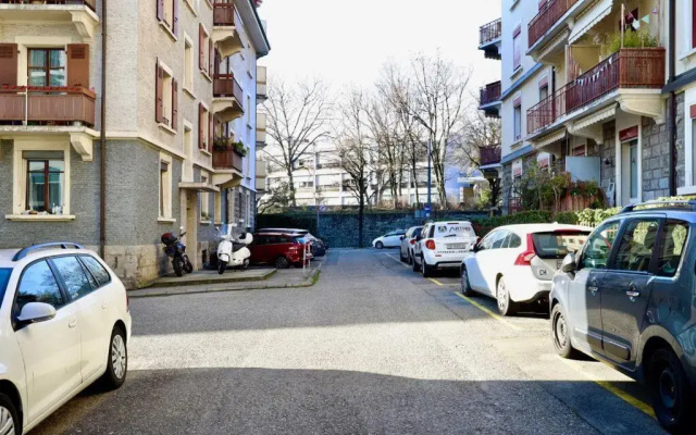 Comfortable, very well located between train station and lake!