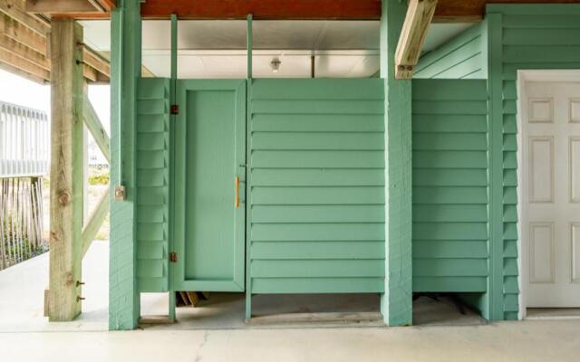 Emerald Breeze by Oak Island Accommodations