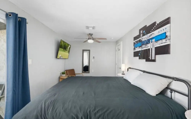 Centra Phoenix House Kingbed