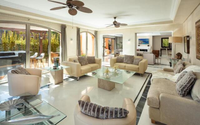 Cubo's Luxury Beach Front Duplex Puerto Banús