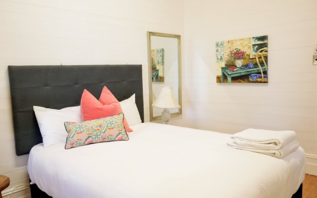 Spacious 4-bed Home in Central Tenterfield