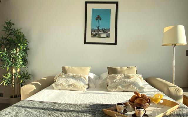 1610B - Stunning studio with Champs Elysées Views!