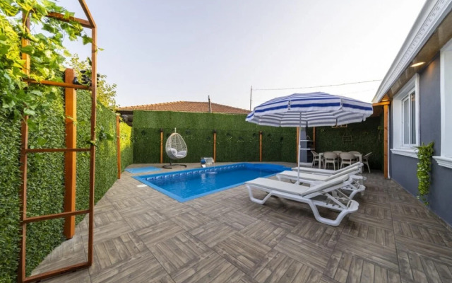Villa With Private Pool Near Airport in Muratpasa