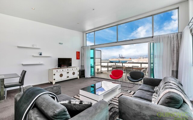 QV Spacious Waterfront with Carpark -962