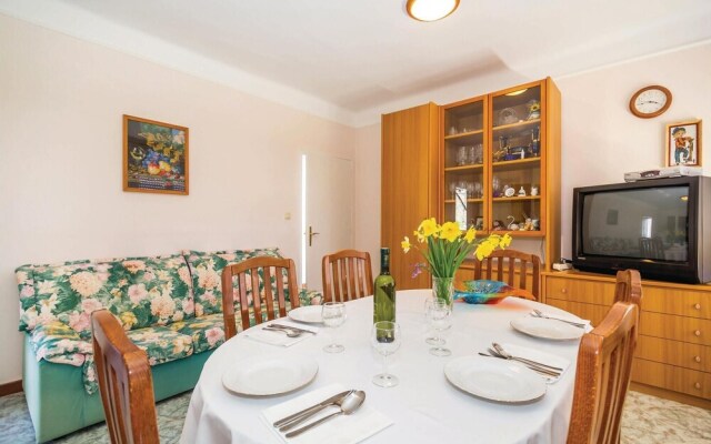 Beautiful Home in Icici With Wifi and 1 Bedrooms