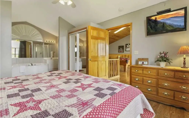 Autumn Leaves - Four Bedroom Cabin