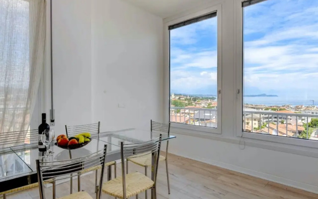 Immaculate 2-bed Apartment in Desenzano del Garda