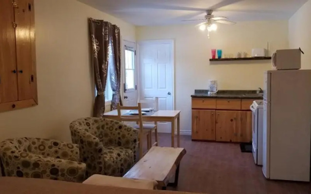 Mountainside Hideaway Cottage & Suites