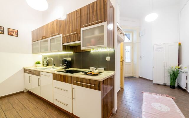 Real Apartments Lovag