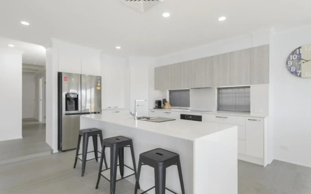 Floating On The Canals - 80 Commodore Cres