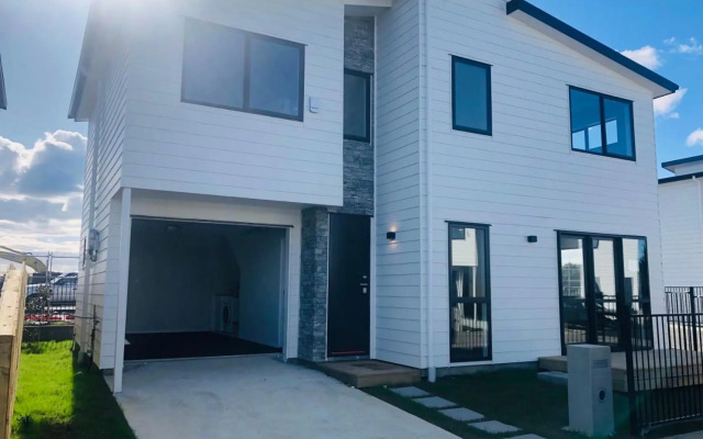 Modern & Luxurious Home 3